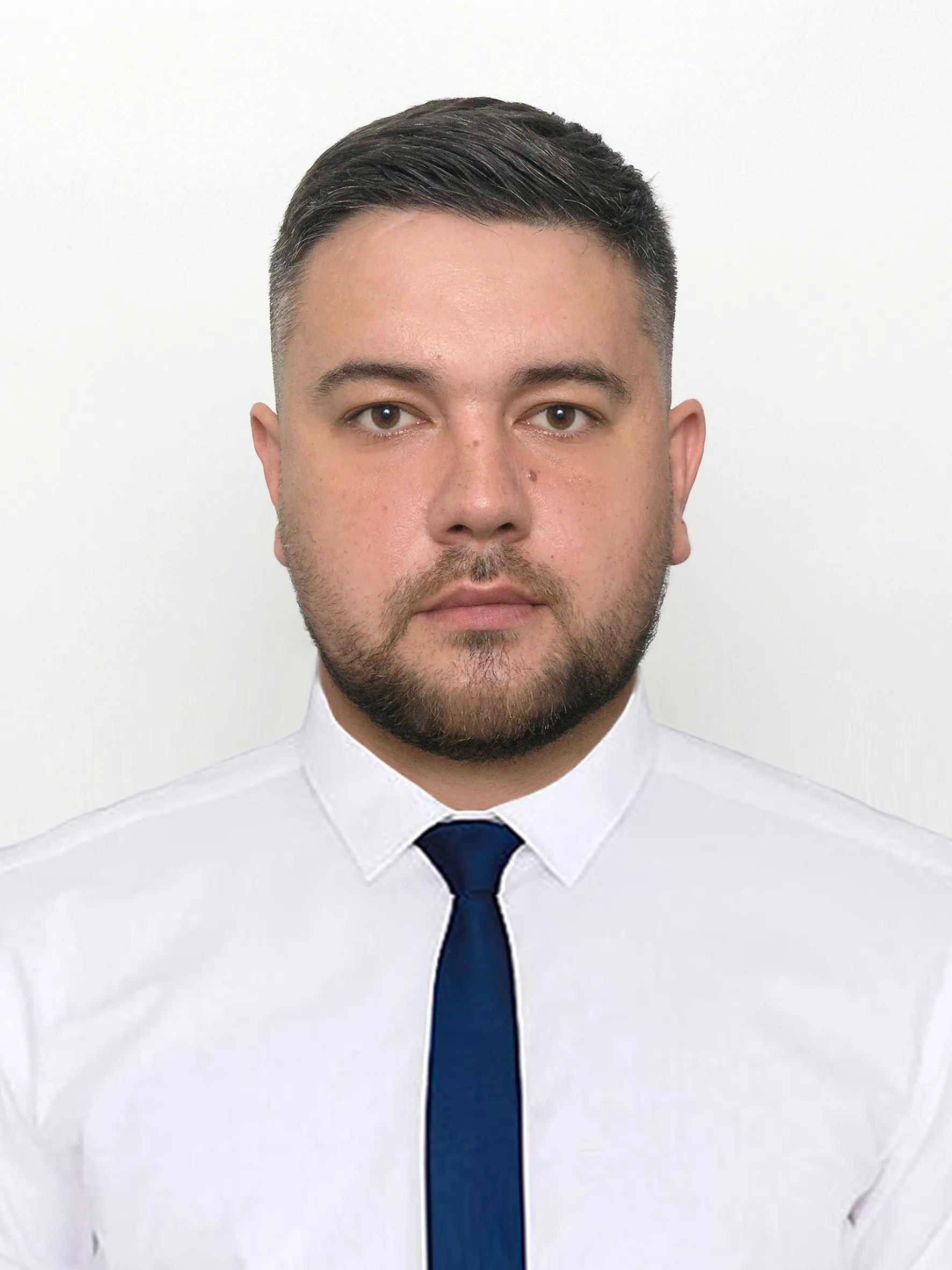 Дмитро Білецький у білій сорочці з темно-синьою краваткою